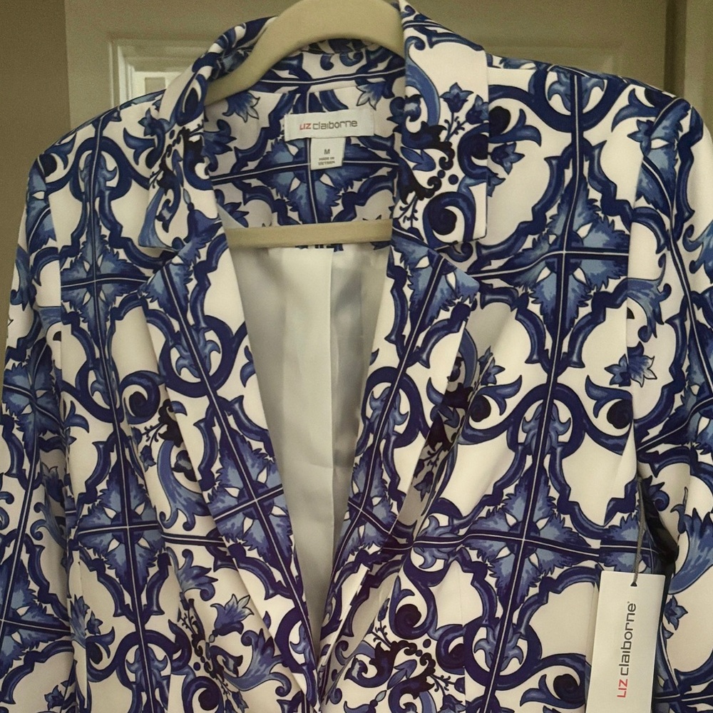 New with Tags Liz Claiborne Blue and White Blazer with Ornate Design